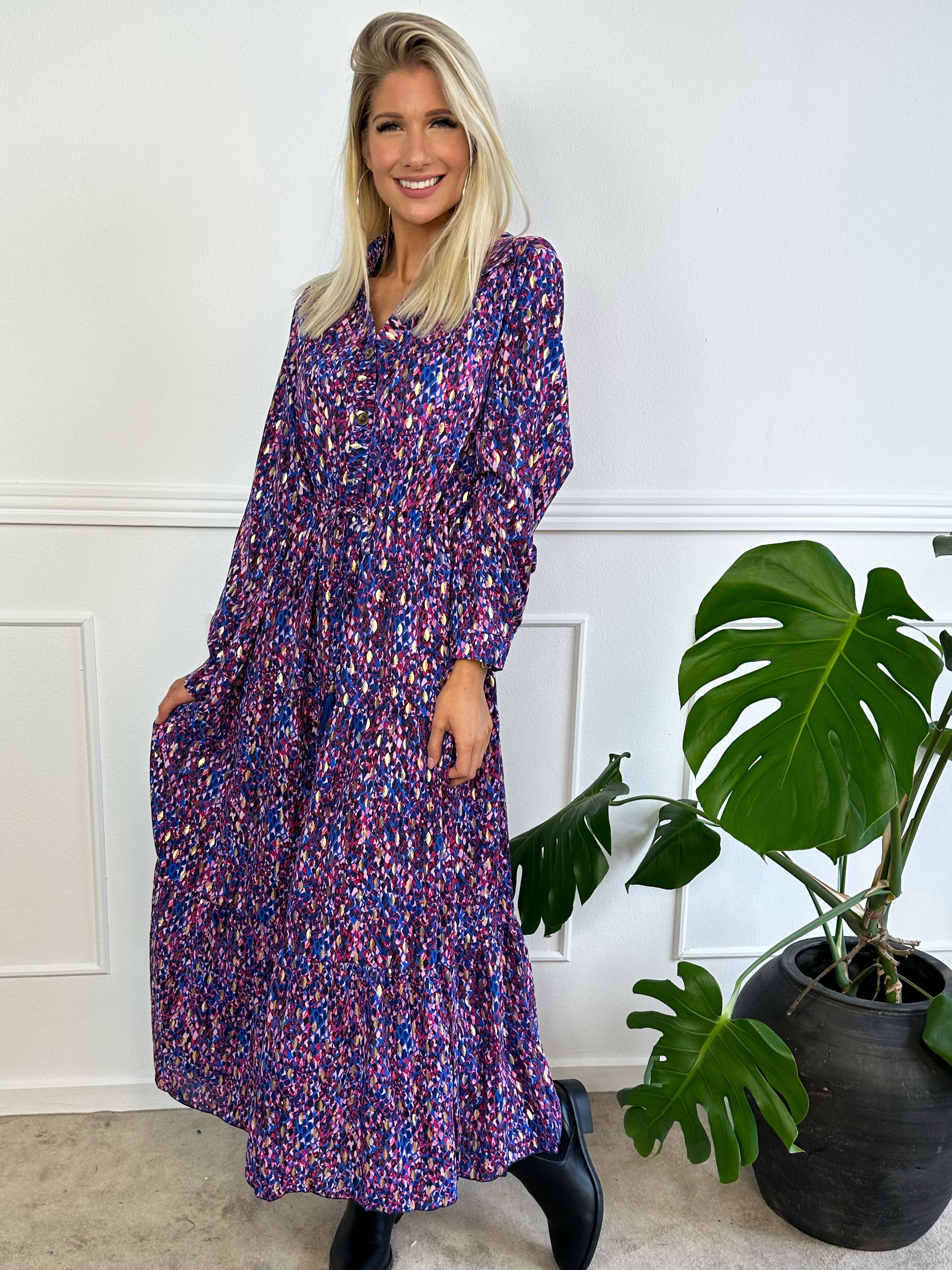 FÖRHANDSBESTÄLLNING - Jamilah - Lång klänning i lager på lager look med gulddetaljer